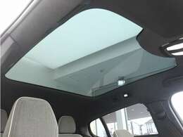屋根一面まるごととも言える特大サイズのパノラマガラスルーフ。ルーフは、車内に入る陽射し、熱、紫外線を低減するため、ティンテッドガラスを使用したフルパノラマウインドです。