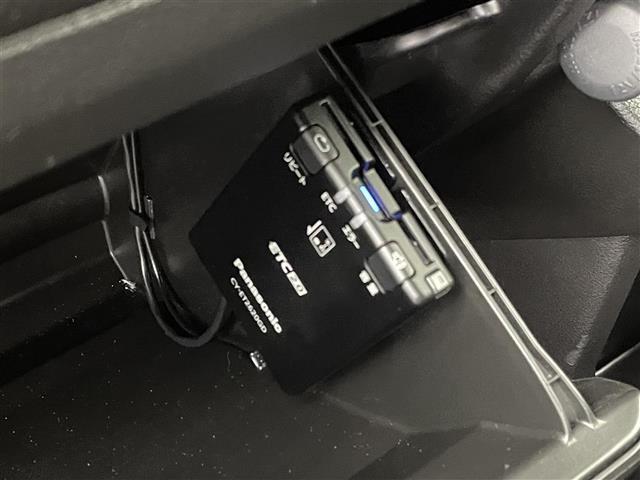 【ETC】有料道路を利用する際に料金所で停止することなく通過できる、ETC車載器（ノンストップ自動料金収受システム機器）が装備されています。セットアップを行うことで利用可能になります。