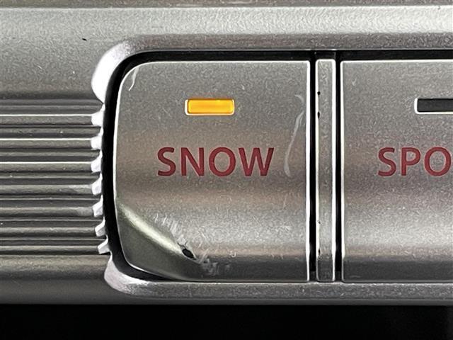 【スノーモード（4WD）】雪道やアイスバーンでタイヤの空転を抑え、スムーズな走行が可能になります！さらに、スリップ輪全体にブレーキ制御を行い、安定したグリップ走行を実現します。