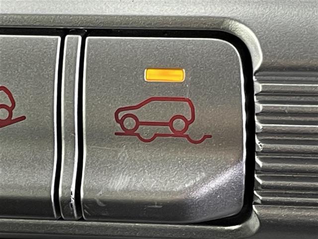 【グリップコントロール（4WD）】急な下り坂のとき、ブレーキペダルを踏まなくても車速を約7km/hにコントロールします！ステアリングの操作に集中することができます。