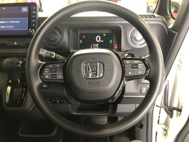 【ハンドル】ステアリングスイッチとクルーズコントロールがついていて便利です！