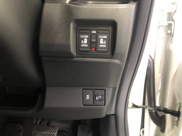 【両側電動スライドドア】リモコンや運転席のスイッチ操作のほか、ドアハンドルを少し引くだけでリアドアが自動開閉します♪