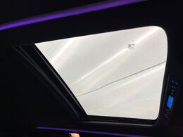 【サンルーフ】開放感たっぷりの希少装備、サンルーフが装着されています！車内に明かりを取り入れたり景色を楽しむ以外にも、車内の空気も簡単に換気できて快適です！