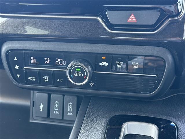 【オートエアコン】自分好みの温度に設定すれば、車内の温度を検知し風量や温度を自動で調節してくれます。暑い…寒い…と何度もスイッチ操作をする必要がありません。快適なドライブを過ごすためには必須な機能です
