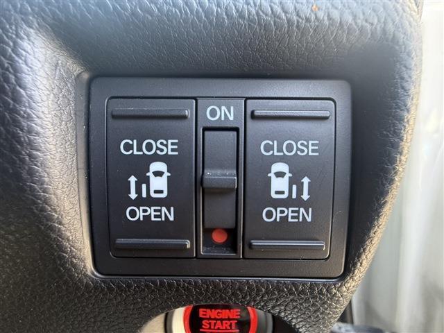 【パワースライドドア】スマートキーや運転席のスイッチで後席スライドドアの開閉が可能です！電動だから力を入れてドアを開ける必要がなく、小さなお子様でも簡単に開閉が出来て快適です♪