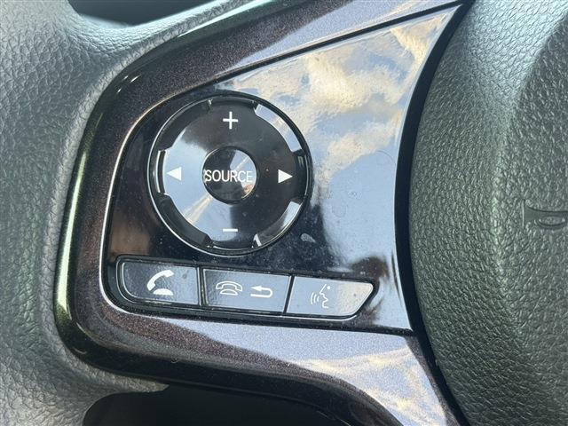 【ステアリングスイッチ】運転中に前方から視線を逸らすことなく、オーディオ等の操作が可能です！安心＆快適なドライブを演出してくれます♪