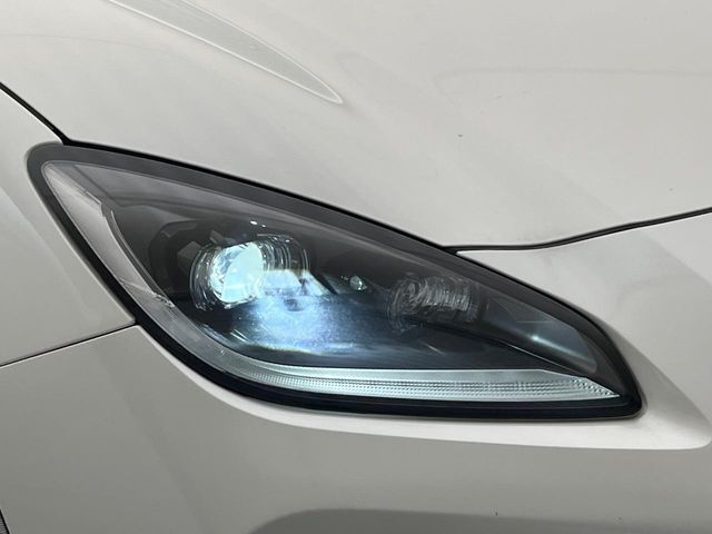 【LEDヘッドライト】悪天候や夜間走行時も良好な視界を確保し安心して運転できる高輝度LEDヘッドライトを装備！点灯速度が早く、消費電力も抑えられています。