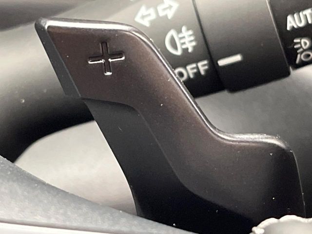【パドルシフト】ハンドルから手を離さずに素早くシフトアップ＆ダウンができるので、エンジンブレーキを使う下り坂や高速道路の合流で加速したい場面で役立ちます。