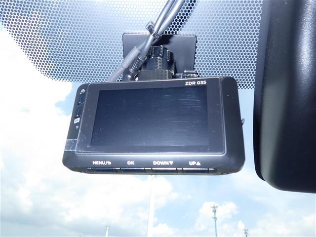 【ドライブレコーダー】映像・音声などの運転中の記録を残します。事故などを起こした起こされた時の証拠になりえますので、もしも時でも安心ですね。