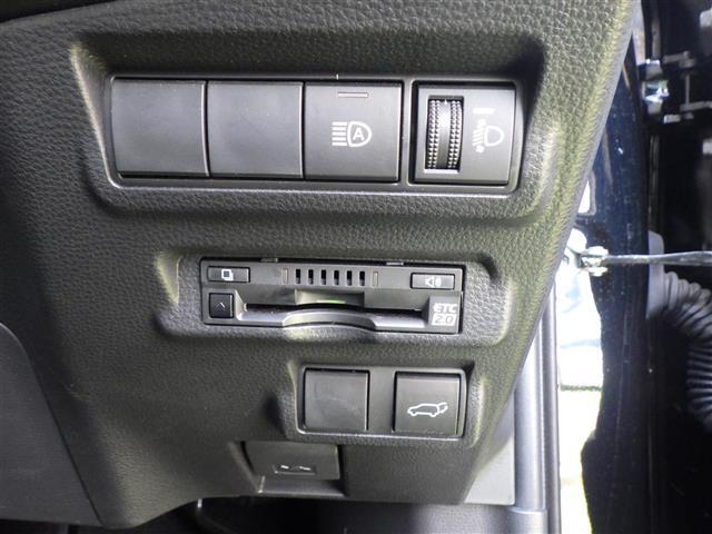 【ETC】有料道路を利用する際に料金所で停止することなく通過できる、ETC車載器（ノンストップ自動料金収受システム機器）が装備されています。セットアップを行うことで利用可能になります。