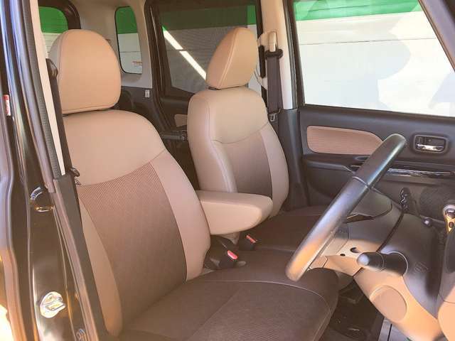 ハーフレザーシートで内装が高級感に溢れてます！乗り心地も良いです！気温や服装に左右されず快適にお乗りいただけます！