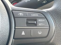 【アダプティブクルーズコントロール】高速道路での長距離走行が楽に！！自動で速度を保つクルーズコントロールが、衝突軽減システムと連携し、前方の車両を感知して車間を保つように速度調節してくれます！！