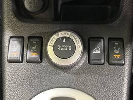 【オールモード4×4】2WD/4WDモードを手軽に切り替え可能。燃費重視の2WD、スタック時に役立つLOCK、AUTOモードでは4WDの配分を自動で調整し、路面状況を問わず安定した走りをサポート。
