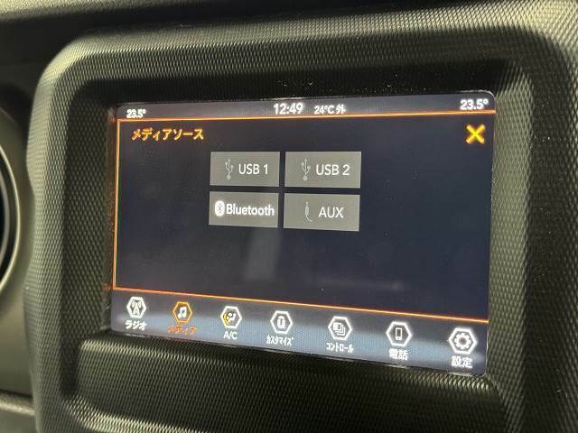 FM・AMラジオやブルートゥース接続など多彩な機能を併せ持っており、インパネ周りがすっきりしてますね！