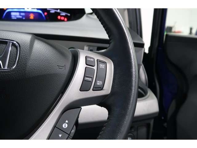 ハンドル右側にはクルーズコントロールのスイッチが装備され運転中の操作も安心して行えます！