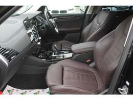 希少ブラウン革シートと高級感あふれるウッドパネルのインテリア。シートヒーター＆ランバーサポート付きです！