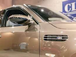 エアダクトに設置されたM5のエンブレムが、気品あふれる見た目からは想像できないドライビングフィールを想像させます。