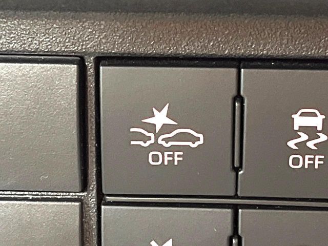 【スマートアシスト】走行中に前方の車両等を認識し、衝突しそうな時は警報とブレーキで衝突回避と被害軽減をアシスト。より安全にドライブをお楽しみいただけます。