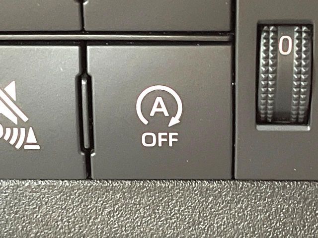 【アイドリングストップ】赤信号や渋滞で停車した際にエンジンを停止し、無駄な燃料の消費を抑えます。燃費向上や環境保護につなげる機能♪エンジンはブレーキを離せば再始動します。