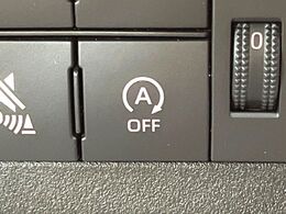 【アイドリングストップ】赤信号や渋滞で停車した際にエンジンを停止し、無駄な燃料の消費を抑えます。燃費向上や環境保護につなげる機能♪エンジンはブレーキを離せば再始動します。