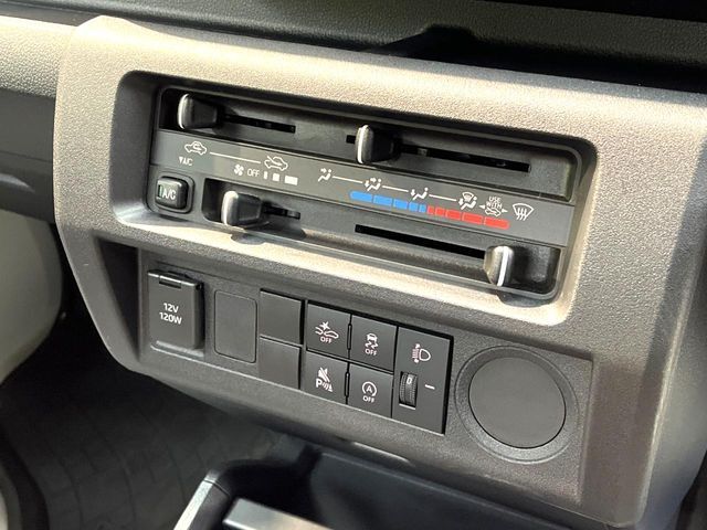 寒い冬も暑い夏も全席に快適な空調を届けてくれる、ダイヤル式エアコンを装備♪