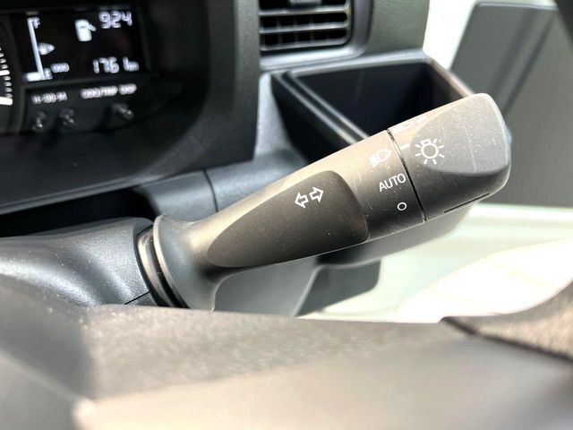 【オートライト】周りの明るさに応じて自動でヘッドライトの点灯・消灯ができる機能です！ライトの付け忘れ・消し忘れなどが無くなり、雨の日や夕方の走行も安心！トンネル通過時も便利ですね♪