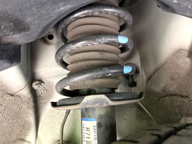 お車を安心してお乗りいただく為には、足回りの定期点検が欠かせません。サービスサポート（有償保証）では無料点検もご提供しており、安心のカーライフをお過ごしいただけるサポート体制が整っています。