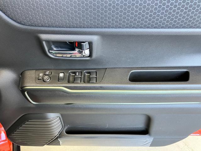 【電動格納式リモコンドアミラー＆パワーウィンドースイッチ】ドアミラーの角度は手を伸ばさなくてもスイッチでミラー角度が調節できて自分に合った角度が合わせやすいです♪