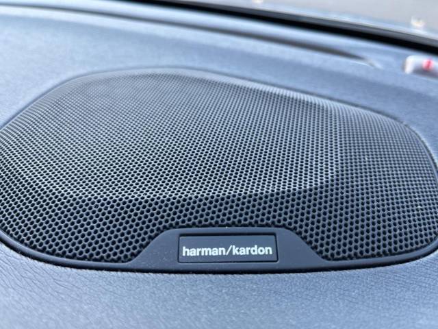 【harman　kardon】ハーマンカードンのHi-Fiスペシャリストと共に、モデル別に開発・設計された専用チューニングが臨場感溢れる音響空間を実現しています。