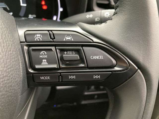前方の車との車間を設定し、スピードを上げたり緩めたりを自動で行ってくれる追尾式の「レーダークルーズ」。上級装備の一つです！高級車にしかつかない嬉しい機能です。