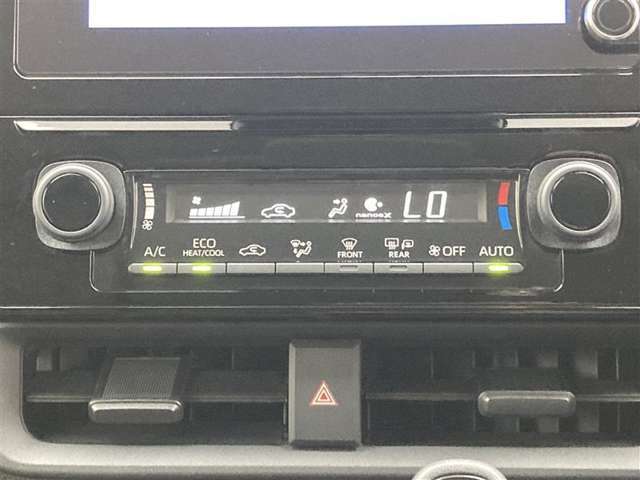 オートエアコンは温度を設定するだけで、自動で風量などを設定してくれます。運転しながら操作も必要ないので、安全性も向上します。