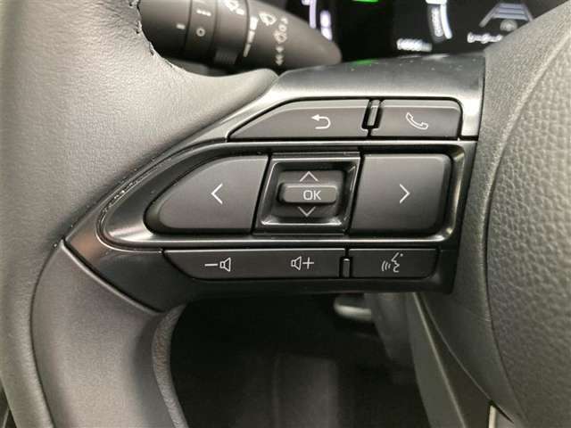 運転中、オーディオの操作をしてて、ハッとしたことはありませんか？ステアリングスイッチは、運転中でもハンドルでオーディオの操作が可能です。安全なドライブをサポートします。