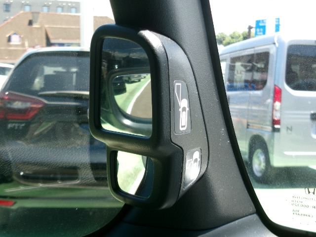 思い通りの場所に楽にピタッと停められるようにと採用された『ピタ駐ミラー』。運転席に座った状態で死角になりやすい左側や車の後ろの様子まで確認でき、幅寄せや縦列駐車、車庫入れの時に役立ちます。