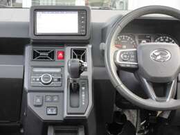 すっきりした運転席周りにはナビやエアコンの操作パネルを設置しておりますので、お一人での運転でもご安心できます。