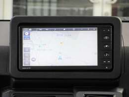 メモリーナビ付きです。知らない場所にお出かけの際には非常に活躍します。Bluetoothを搭載しておりますので、運転中でもハンズフリーにて通話を行うことができます。