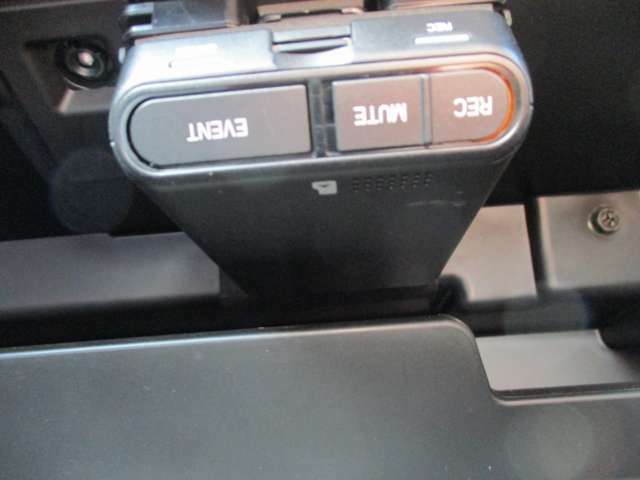 グローブボックス上部にはドライブレコーダーの本体がございます。