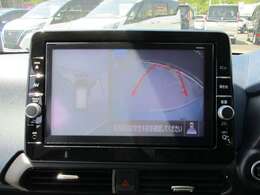 アラウンドビューモニターも装備しております。ご覧のように車体を真上か見たような映像なので、車庫入れの苦手なお客様ももうご心配いりません。