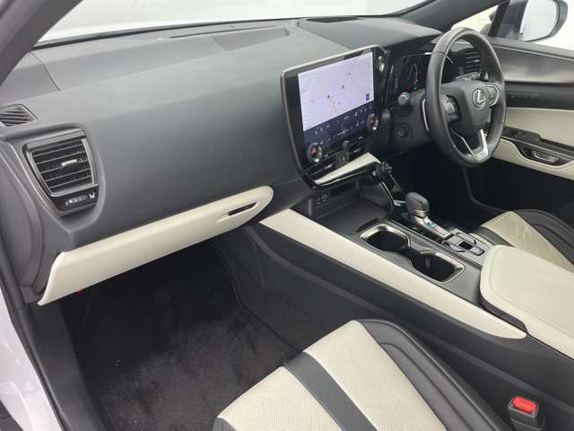 【インパネ全体】全方位で視界が広く、高い目線で運転もしやすいです！