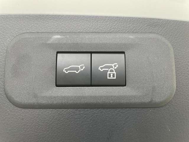 【トランク】積み込みやすくて、たっぷり積める荷室です。シートアレンジできるものは、乗車人数と荷物の量や大きさによってシートを動かすことができるので、より快適なドライブが可能です！