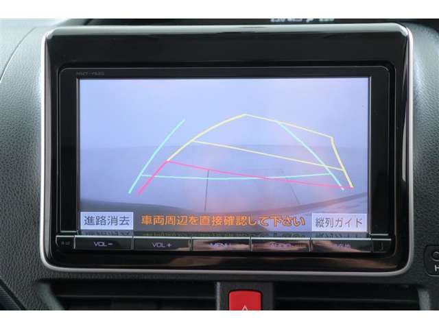 バックガイドモニターで、後方を確認しながら安心して駐車することができます。運転初心者も熟練者も必須の機能ですよ！
