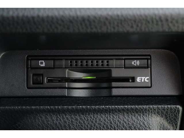 ETC車載器を装備していますので、高速道路の料金所をスムーズに通過。料金もお得になる場合があります。