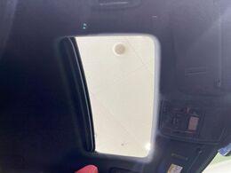 【サンルーフ】開放感たっぷりの希少装備、サンルーフが装着されています！車内に明かりを取り入れたり景色を楽しむ以外にも、車内の空気も簡単に換気できて快適です！
