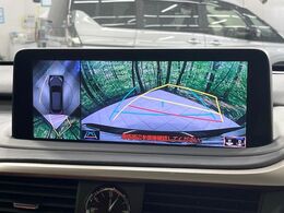 【パノラミックビューモニター】専用のカメラにより、上から見下ろしたような視点で360度クルマの周囲を確認することができます☆死角部分も確認しやすく、狭い場所での切り返しや駐車もスムーズに行えます。