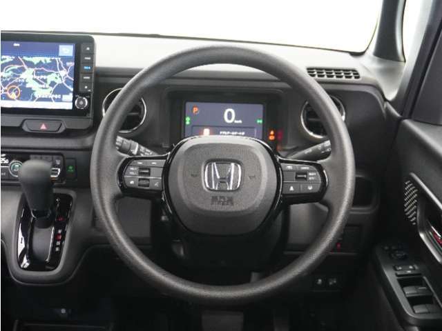 【Honda SENSING】 カメラ等装置で精度の高い検知能力を発揮、安全運転を支援します。ステアリング上のコントローラーに注目！