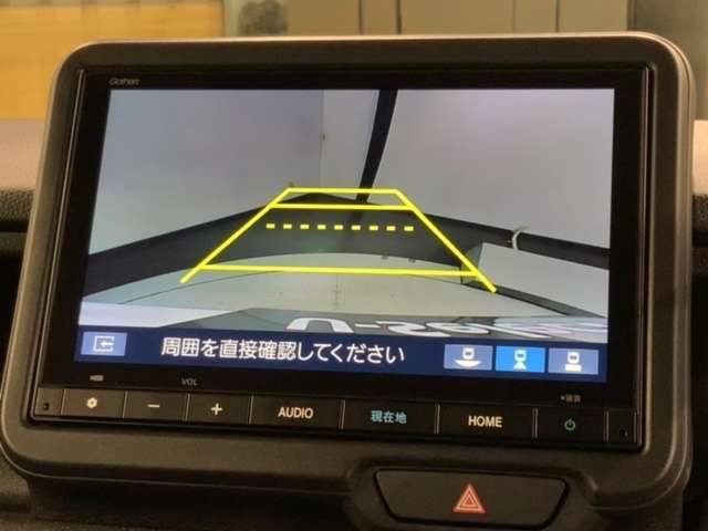 リバースギアに入れるだけで後方の表示へ切り替わります。夜間や雨の日の駐車も楽になりますよ。