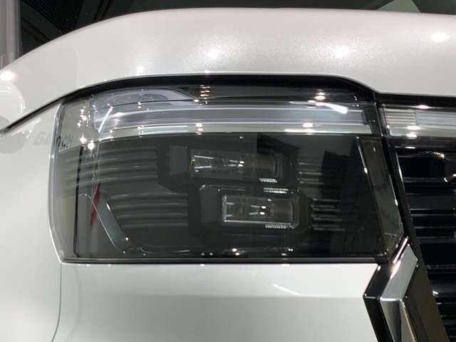 LEDヘッドライトは、点灯の瞬間から最大光量を発揮し、突然暗くなるトンネルなどでの安定感を高めます。