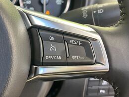 【クルーズコントロール】高速道路もラクラク走行。アクセルを離しても一定速度で走行ができ、長距離運転時の負担を軽減！加速・減速も簡単なスイッチ操作で調整できます。