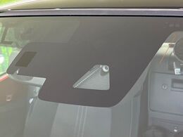 【スマートブレーキサポート】走行中に前方の車両等を認識し、衝突しそうな時は警報とブレーキで衝突回避と被害軽減をアシスト。より安全にドライブをお楽しみいただけます。