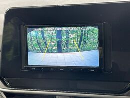 【バックカメラ】駐車時に後方がリアルタイム映像で確認できます。大型商業施設や立体駐車場での駐車時や、夜間のバック時に大活躍！運転スキルに関わらず、今や必須となった装備のひとつです！