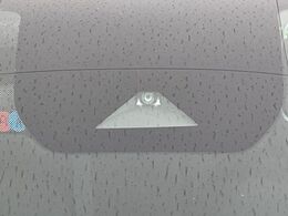 【エマージェンシーブレーキ】走行中に前方の車両等を認識し、衝突しそうな時は警報とブレーキで衝突回避と被害軽減をアシスト。より安全にドライブをお楽しみいただけます。